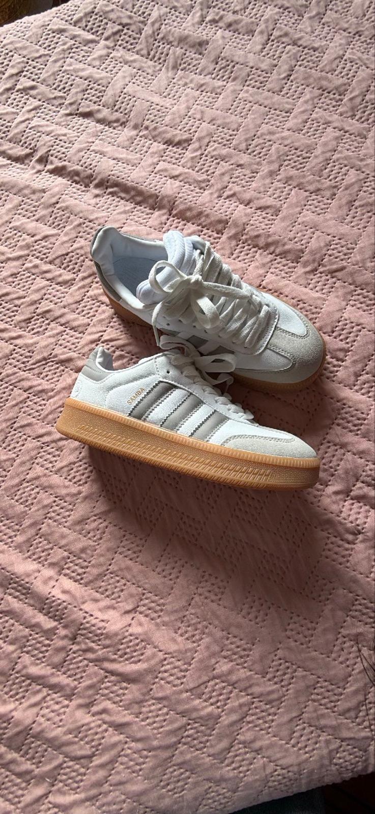 Zapatos deportivos Adidas de goma, foto 4 de 4