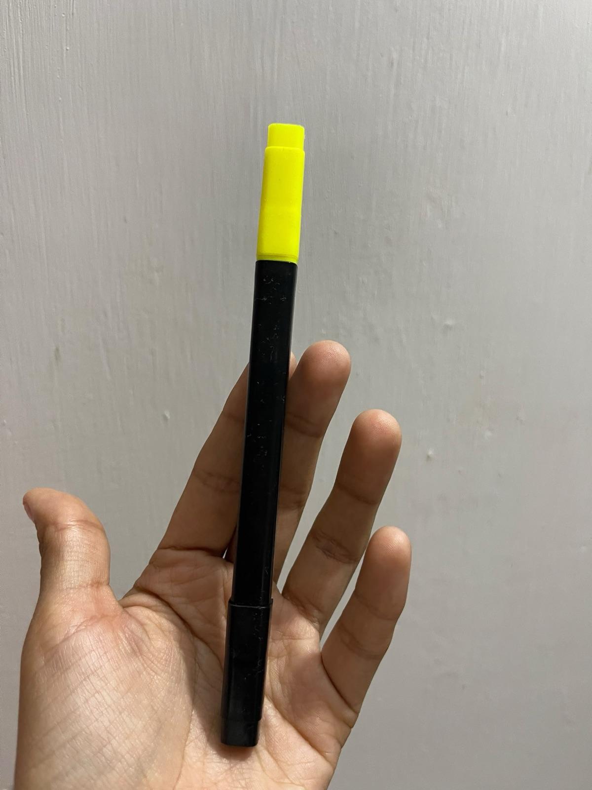 Marcador negro con tapa amarilla, foto 1 de 1