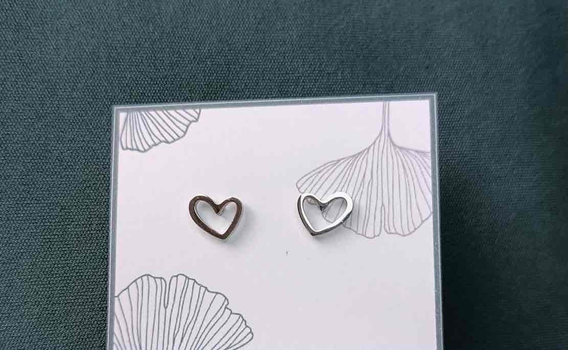 Zarcillos en forma de corazón plateados, foto 1 de 1