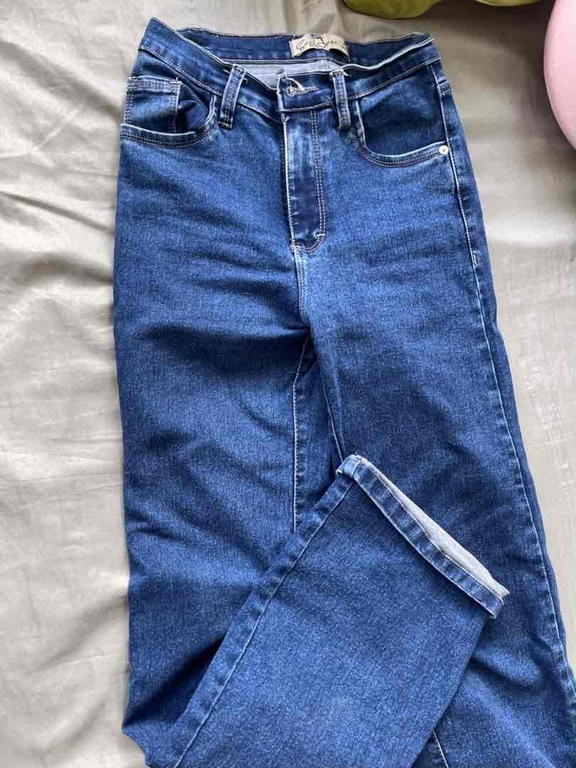 Jeans de mezclilla azul para mujer, foto 2 de 2