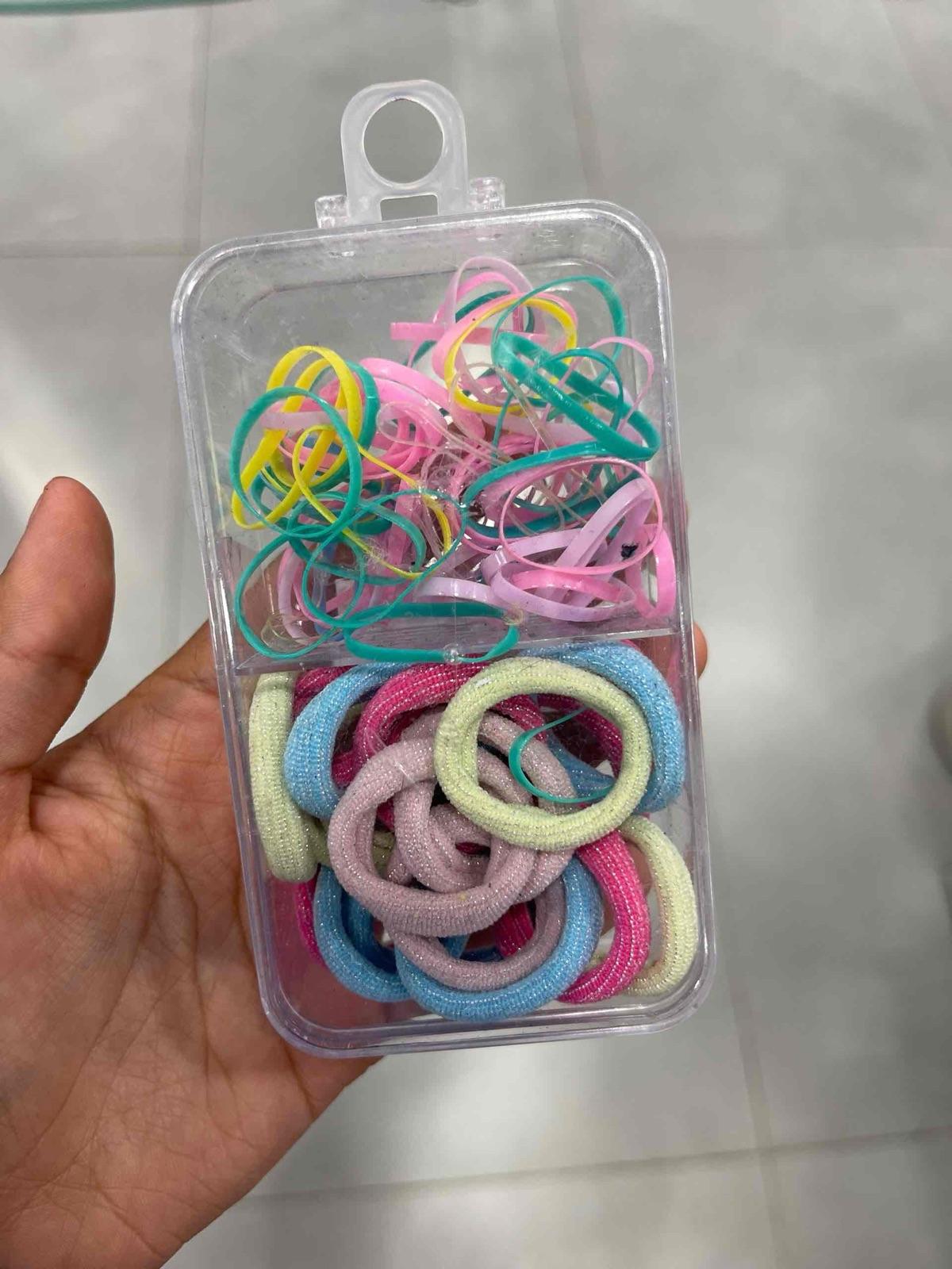 Caja con ligas y bandas elásticas para el cabello de colores, foto 1 de 1