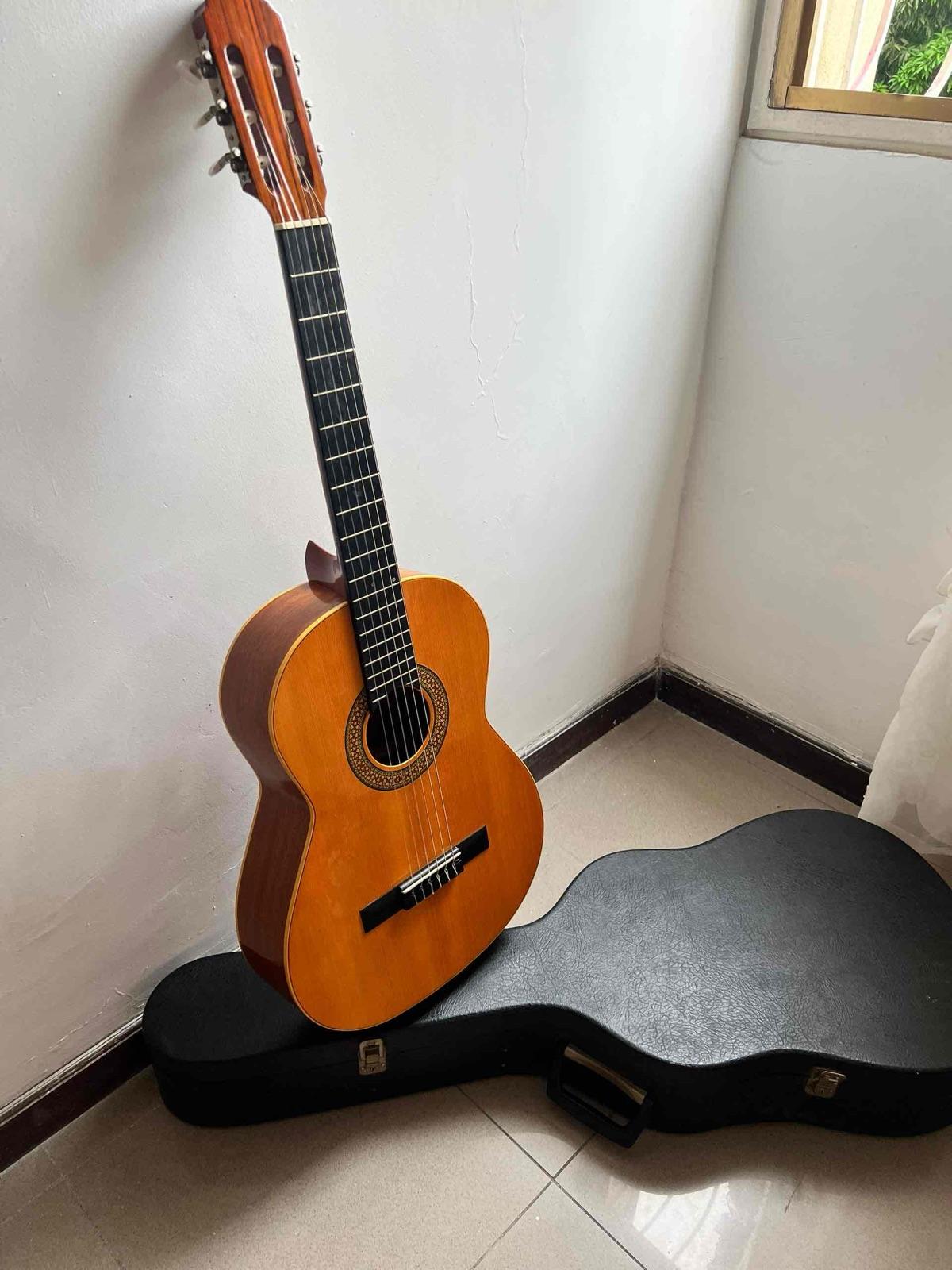 Guitarra clásica con estuche duro, foto 2 de 4