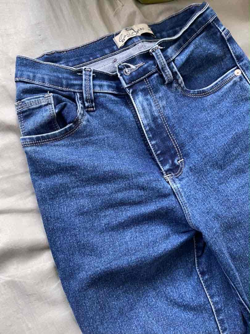Jeans de mezclilla azul para mujer, foto 1 de 2