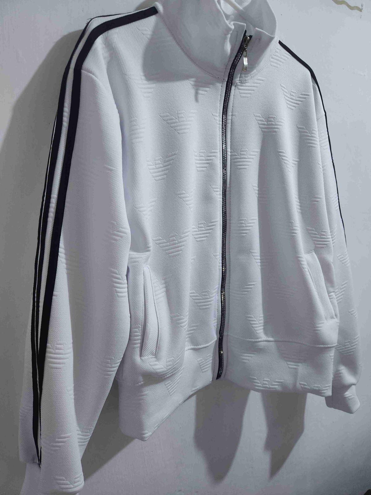 Chaqueta deportiva para dama, blanca con cremallera y rayas negras, foto 2 de 2