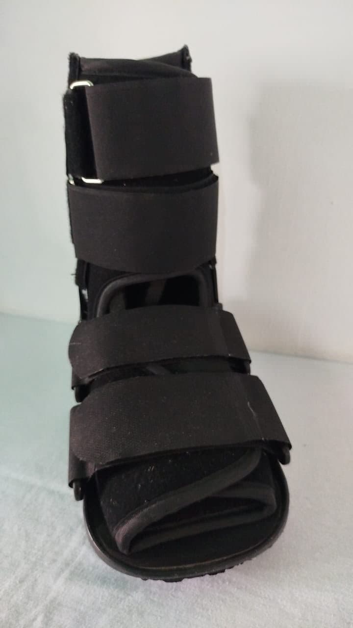 Bota ortopédica negra, foto 2 de 2
