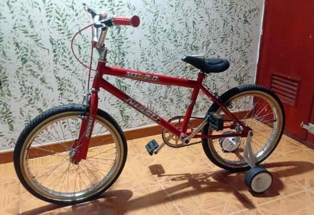 Bicicleta infantil roja con rueditas auxiliares, foto 2 de 2