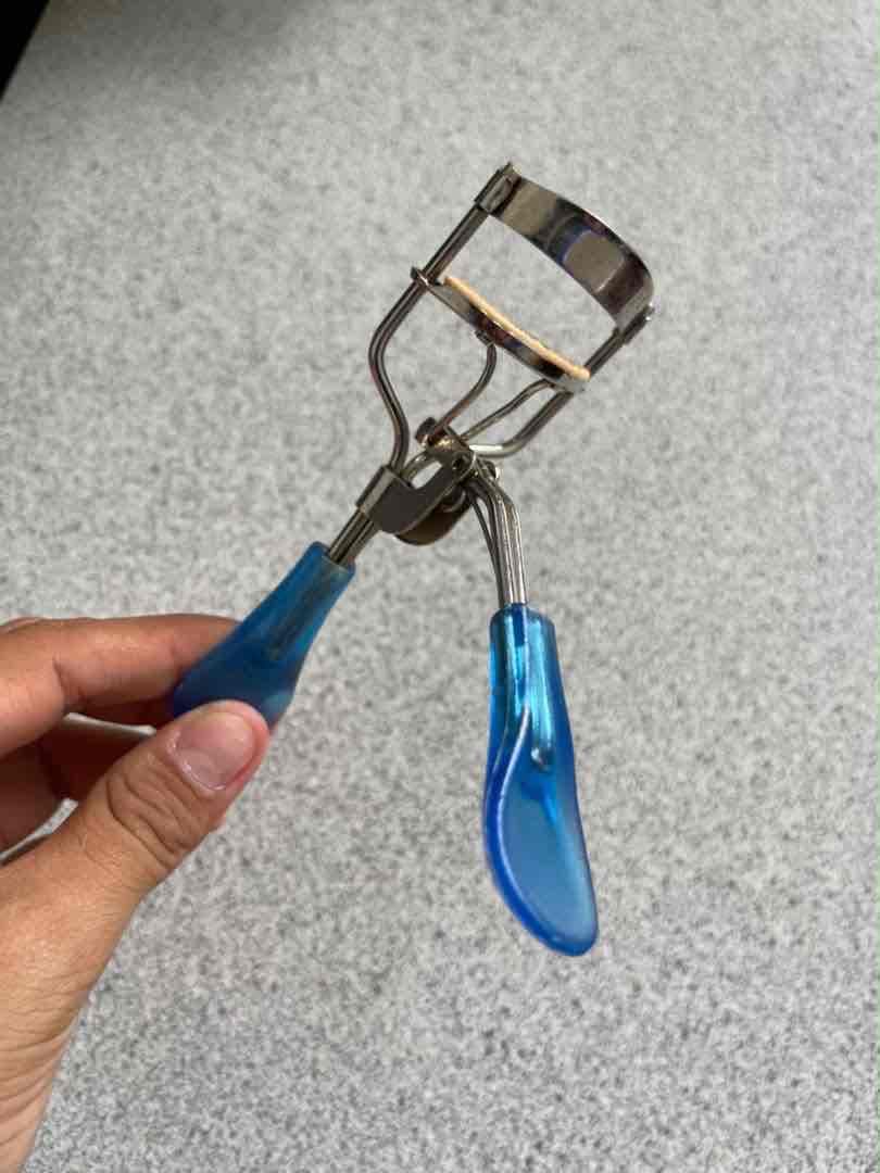 Rizador de pestañas metálico con asas azules, foto 1 de 2
