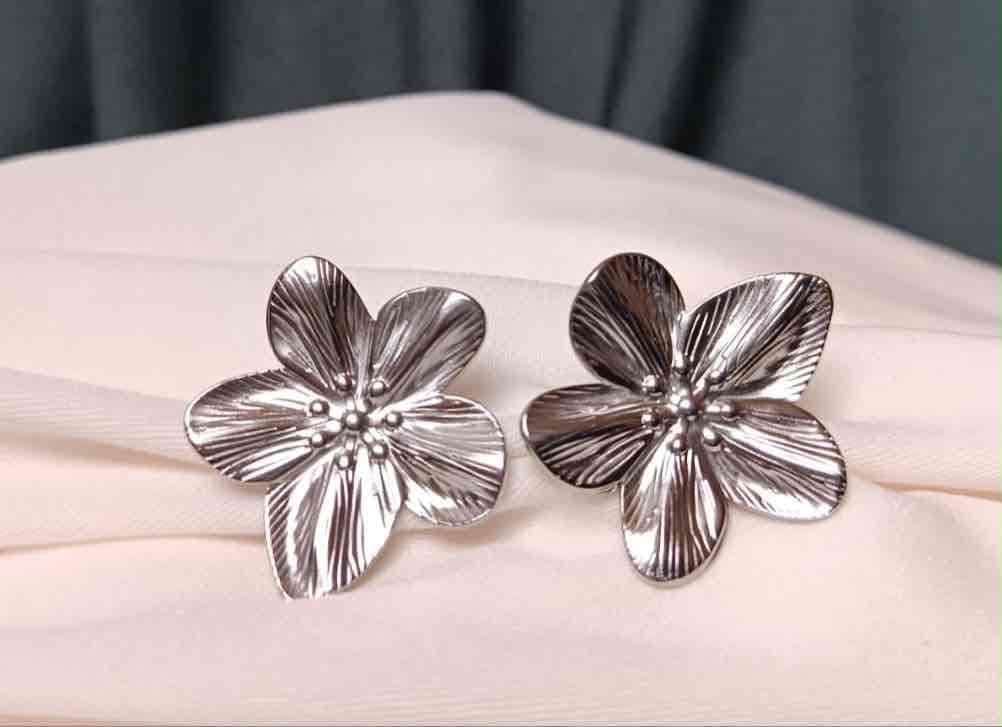 Zarcillos en forma de flor plateada, foto 1 de 1