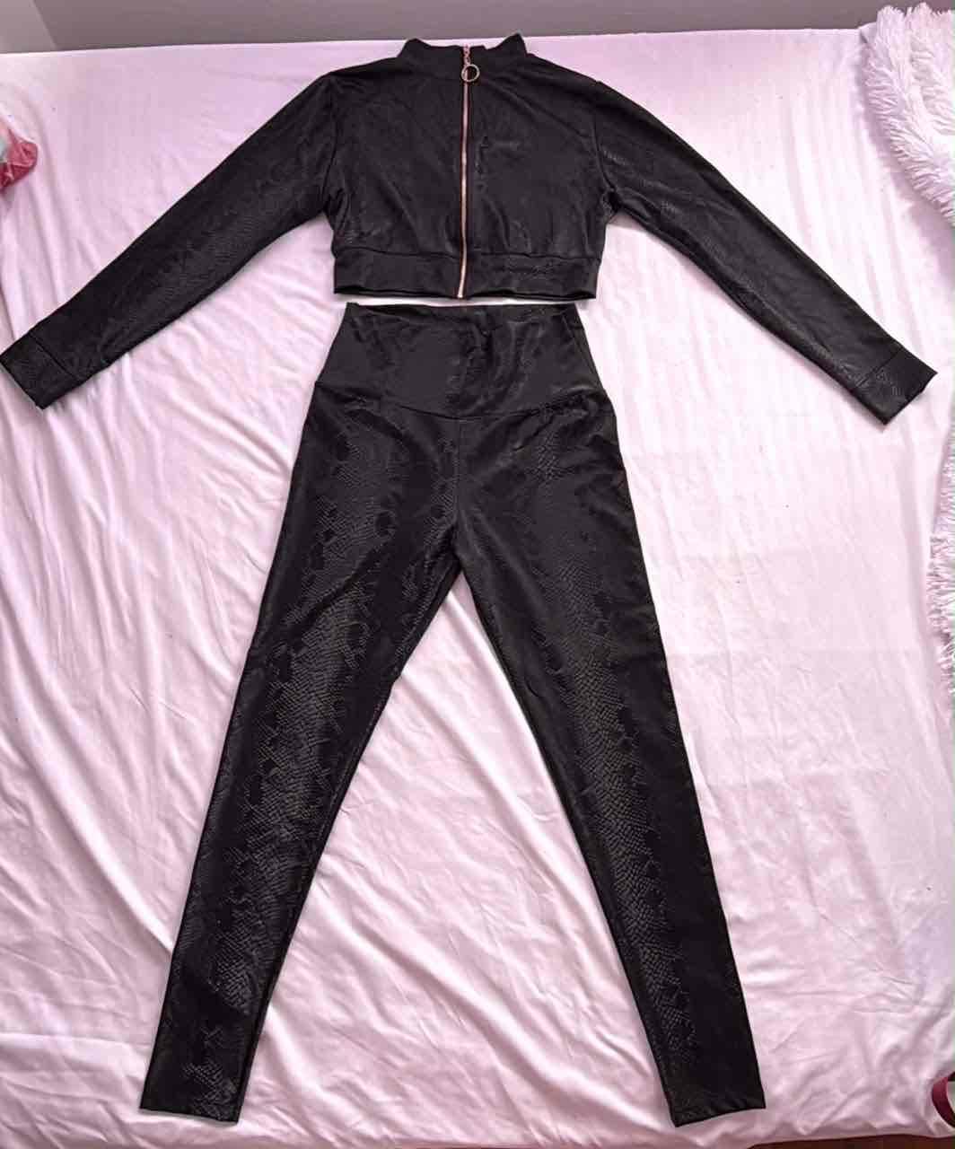 Conjunto de chaqueta y pantalón negro con textura, foto 1 de 3