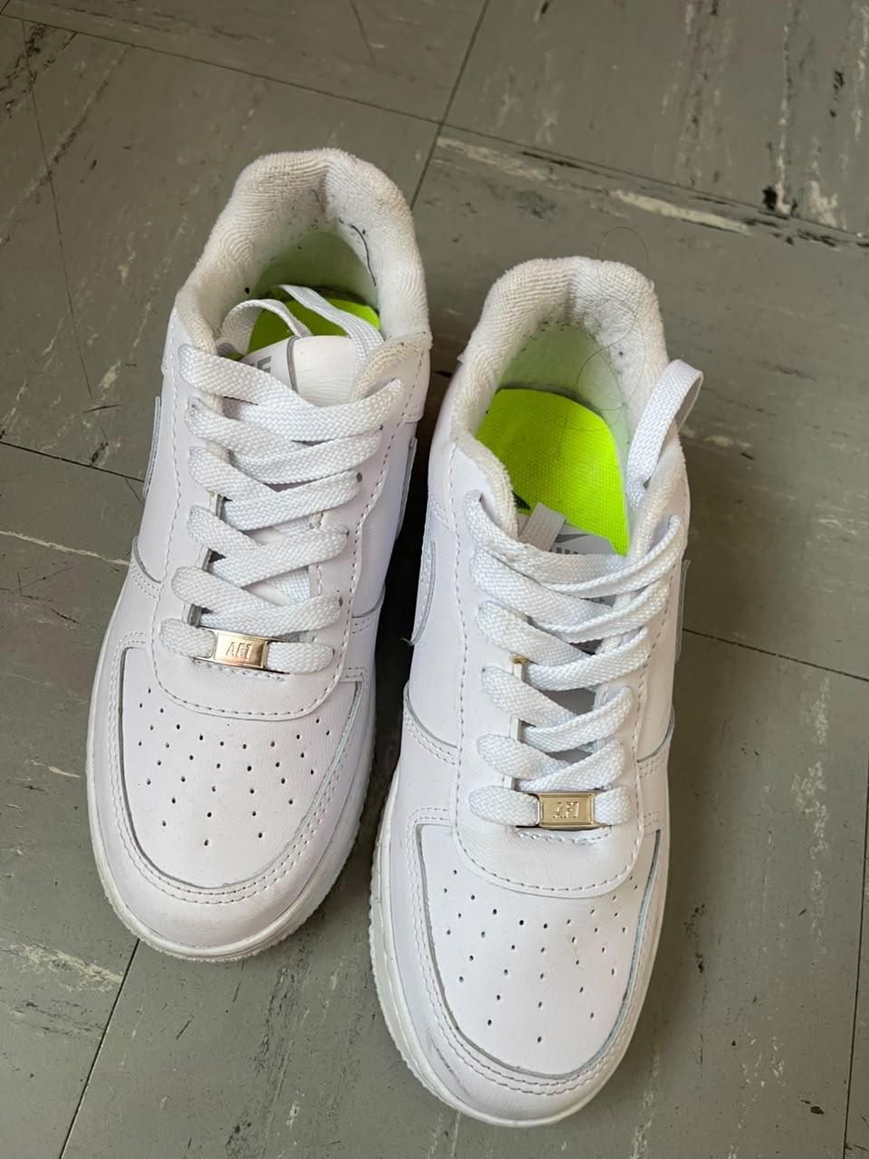 Zapatos deportivos blancos, foto 2 de 2