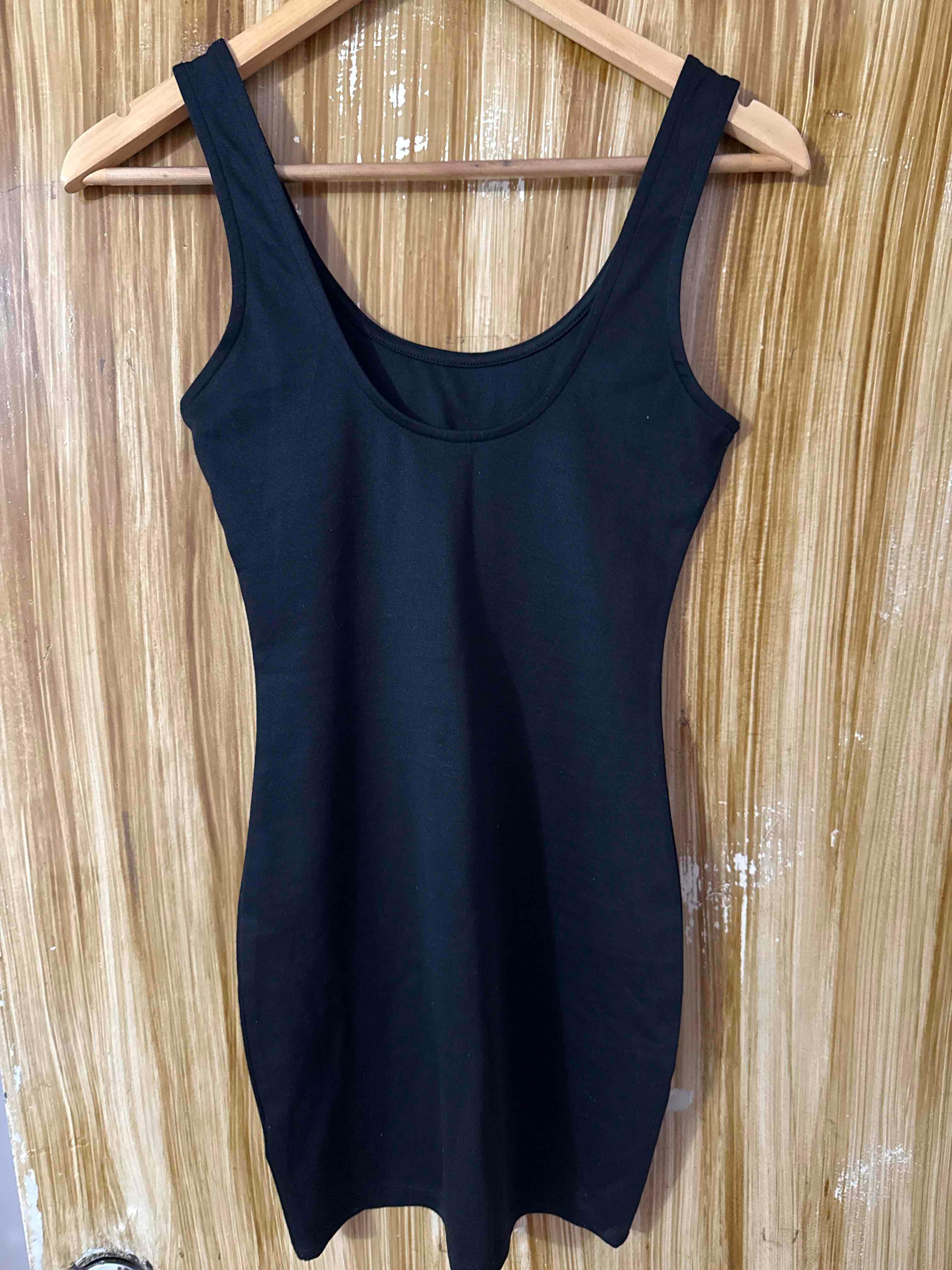 Vestido corto negro, foto 2 de 2