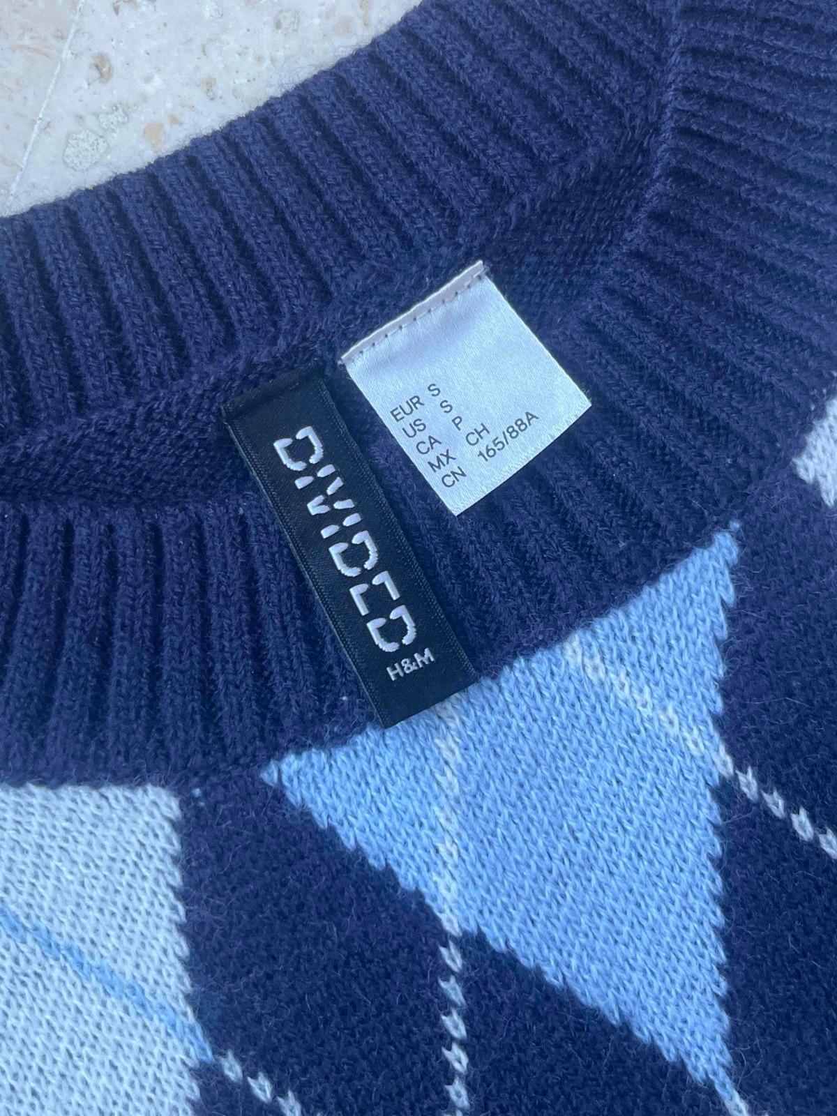Sweater Chaleco sin mangas DIVIDED con estampado de rombos azules y blancos, foto 3 de 4