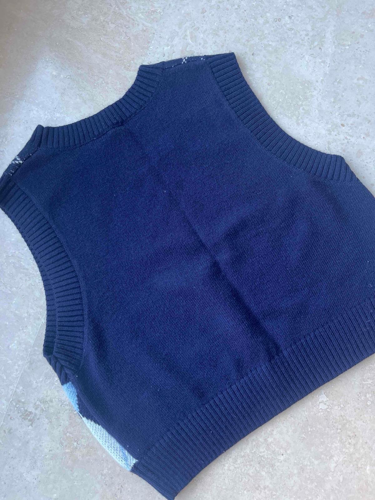 Sweater Chaleco sin mangas DIVIDED con estampado de rombos azules y blancos, foto 4 de 4