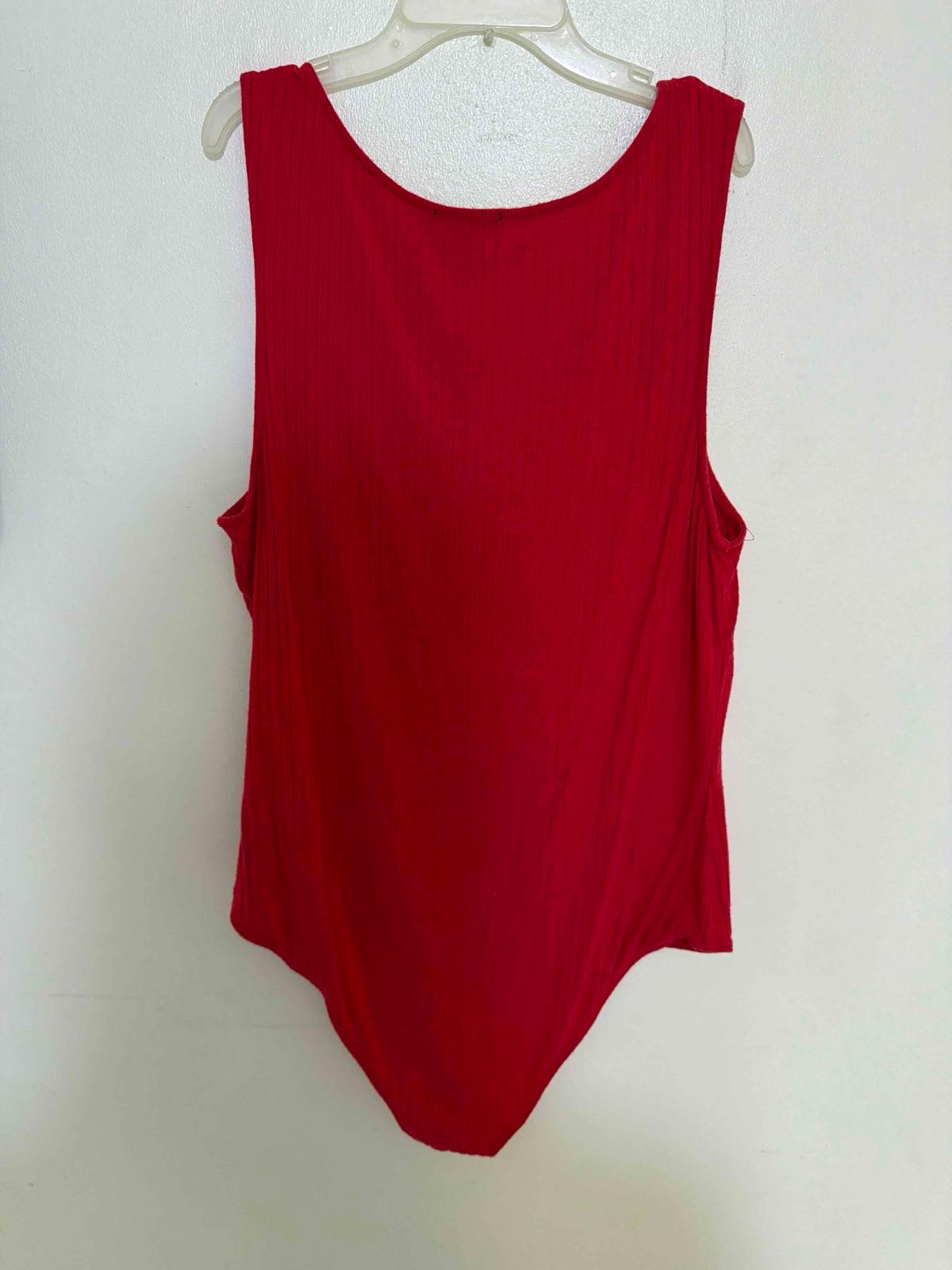 Body rojo sin mangas, foto 2 de 3