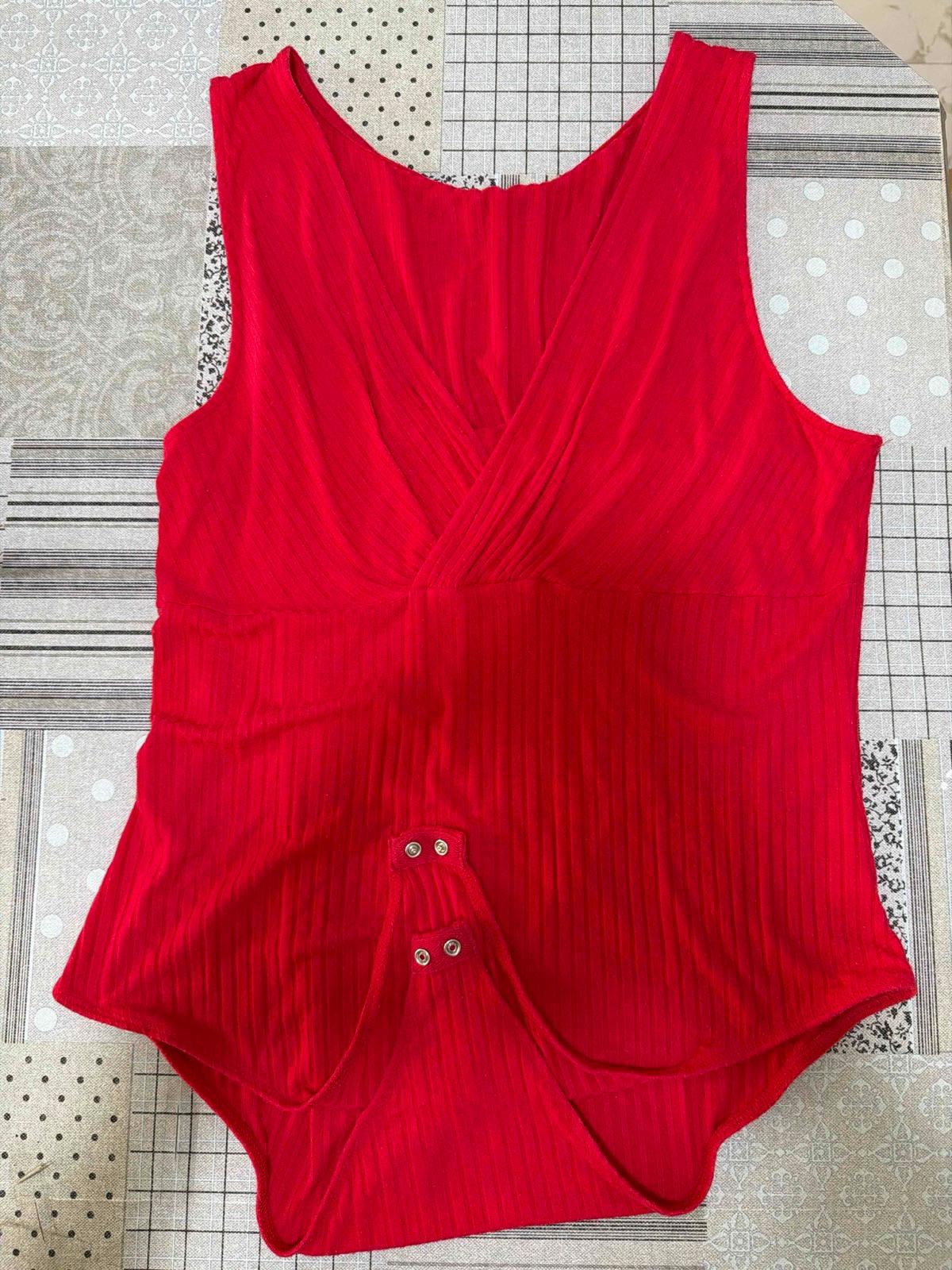 Body rojo sin mangas, foto 3 de 3