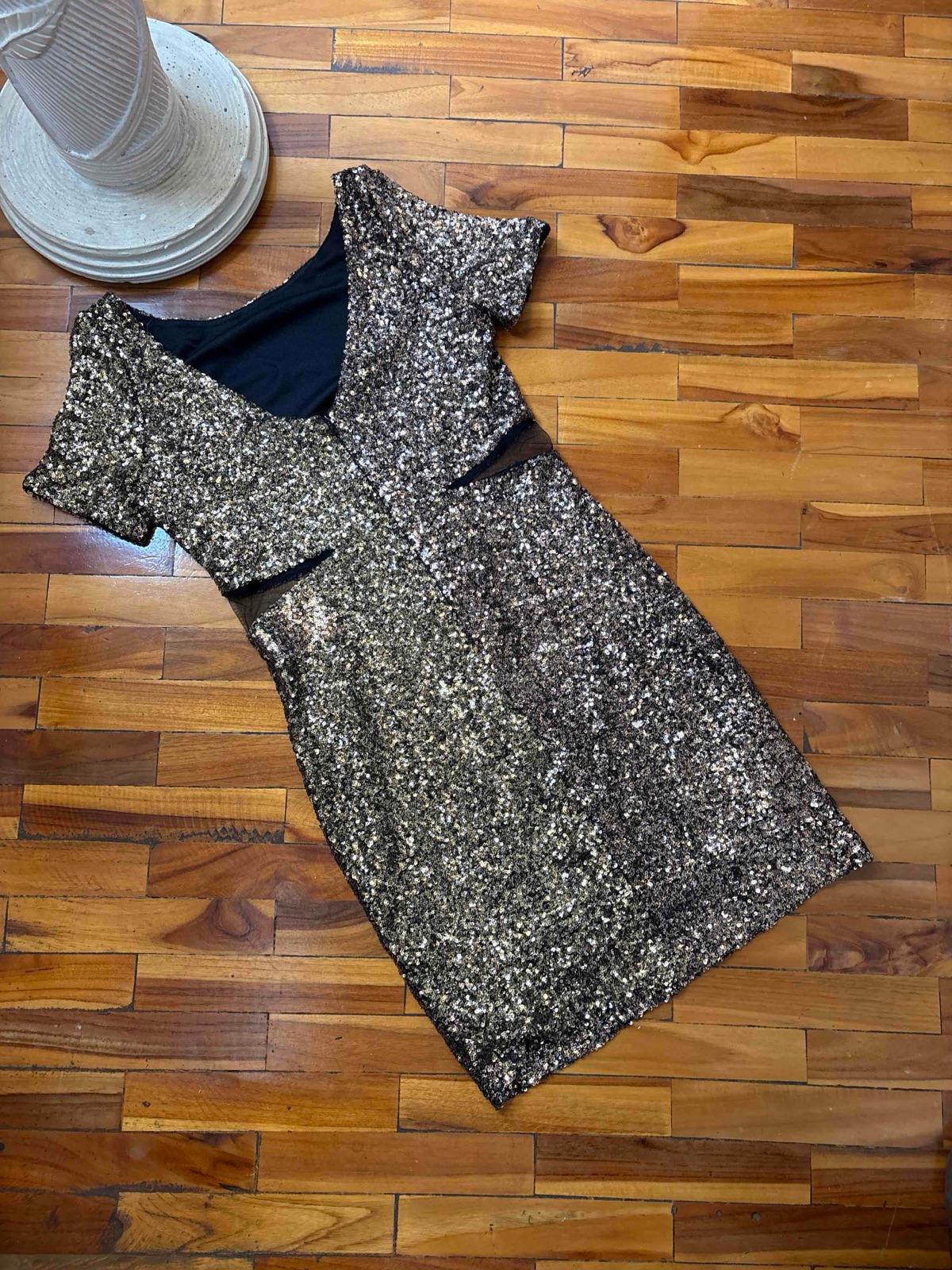 Vestido corto de lentejuelas con aberturas, foto 2 de 3