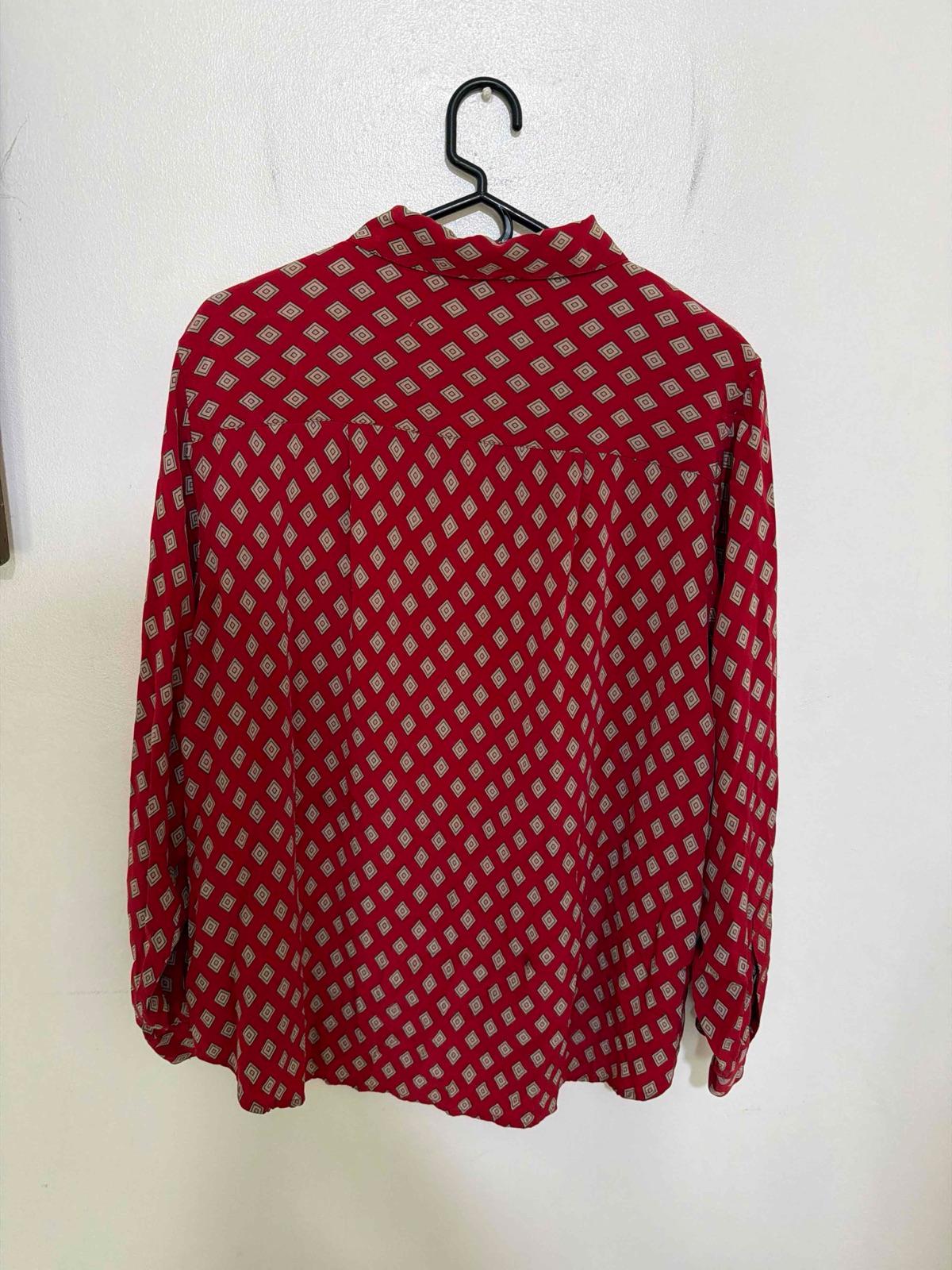 Camisa manga larga de vestir, color rojo con diseño de rombos, foto 2 de 2