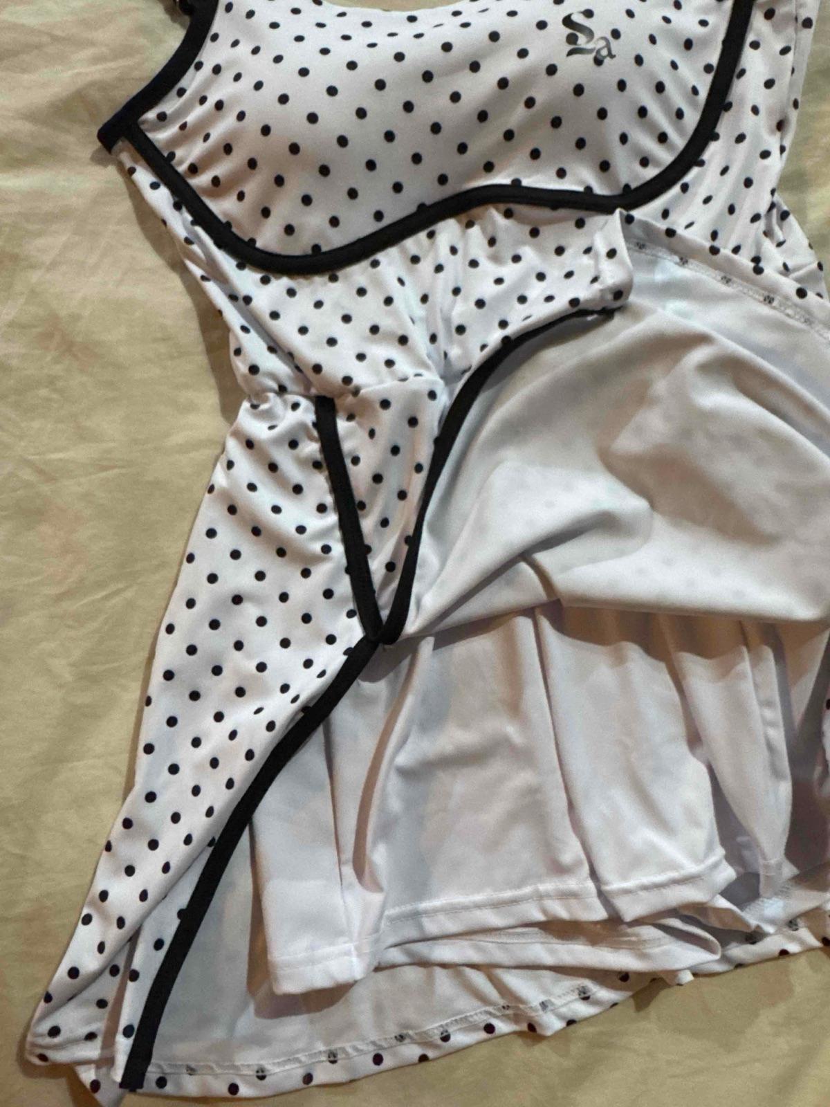 Vestido deportivo blanco con lunares negros, foto 2 de 3