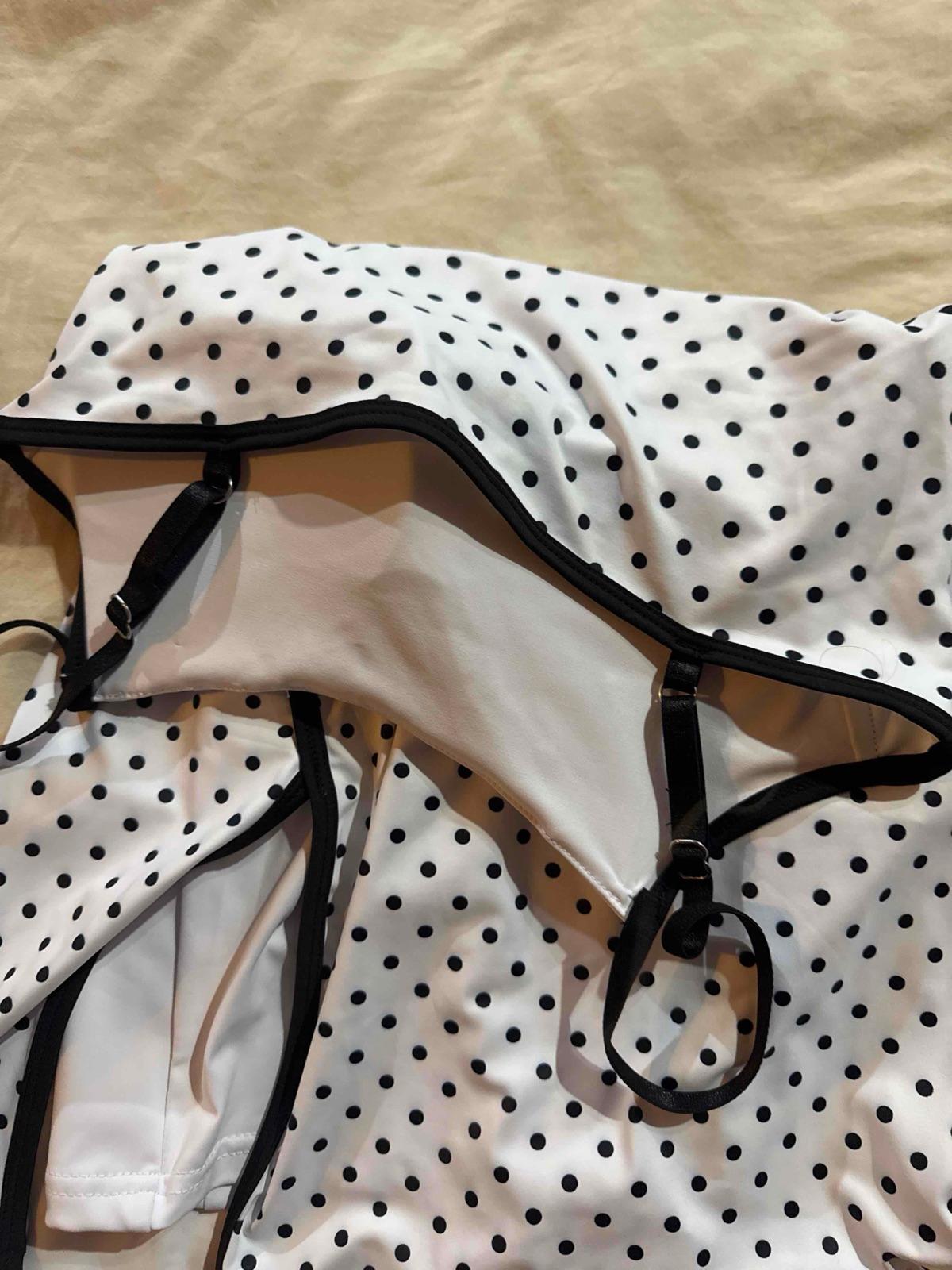 Vestido deportivo blanco con lunares negros, foto 3 de 3