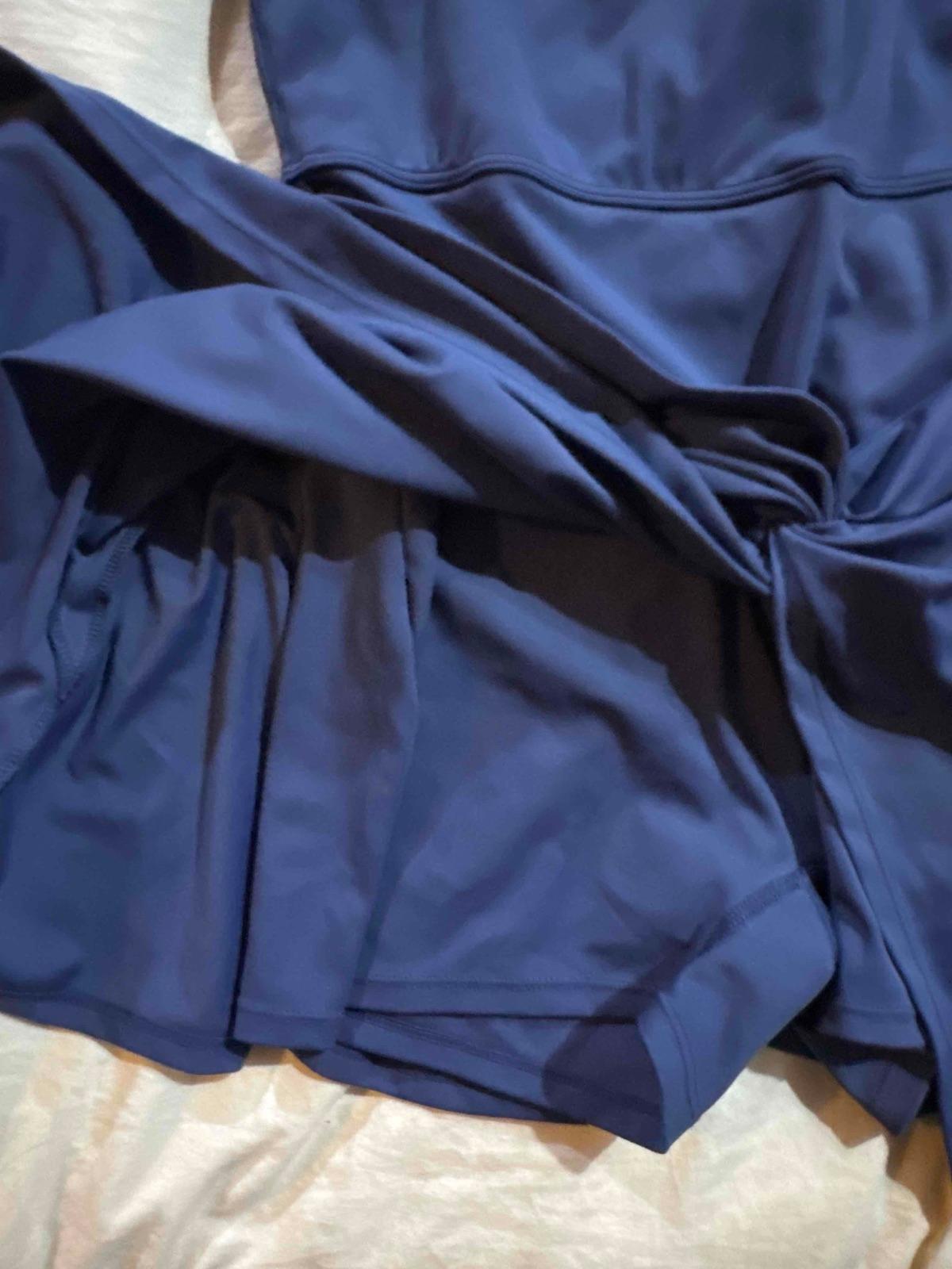 Vestido deportivo azul de mujer, foto 2 de 3