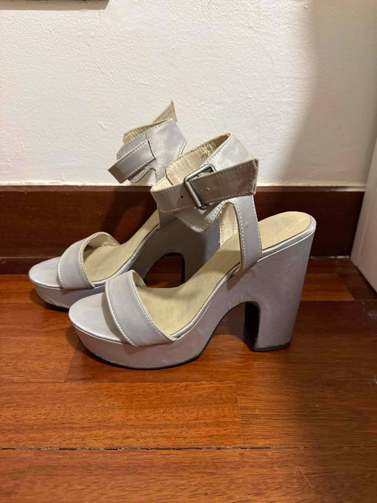 Sandalias de tacón alto plateadas con plataforma, foto 2 de 4