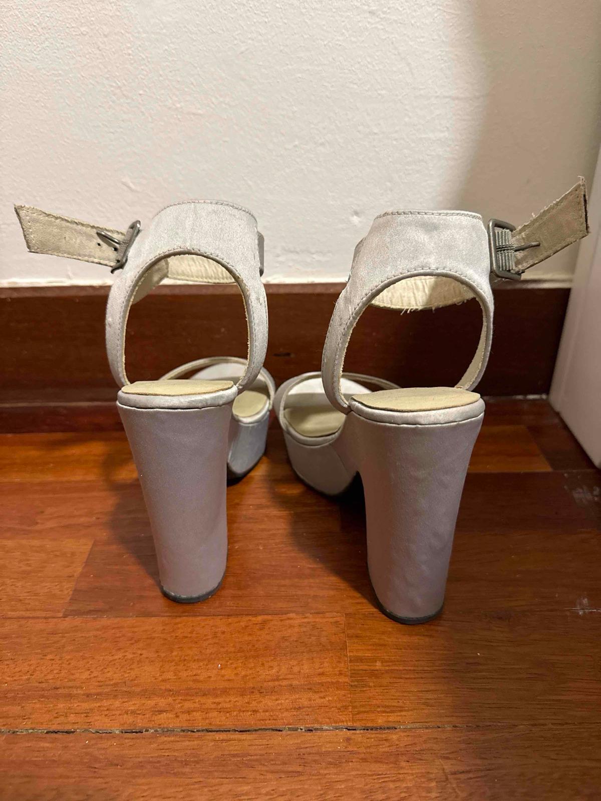 Sandalias de tacón alto plateadas con plataforma, foto 3 de 4