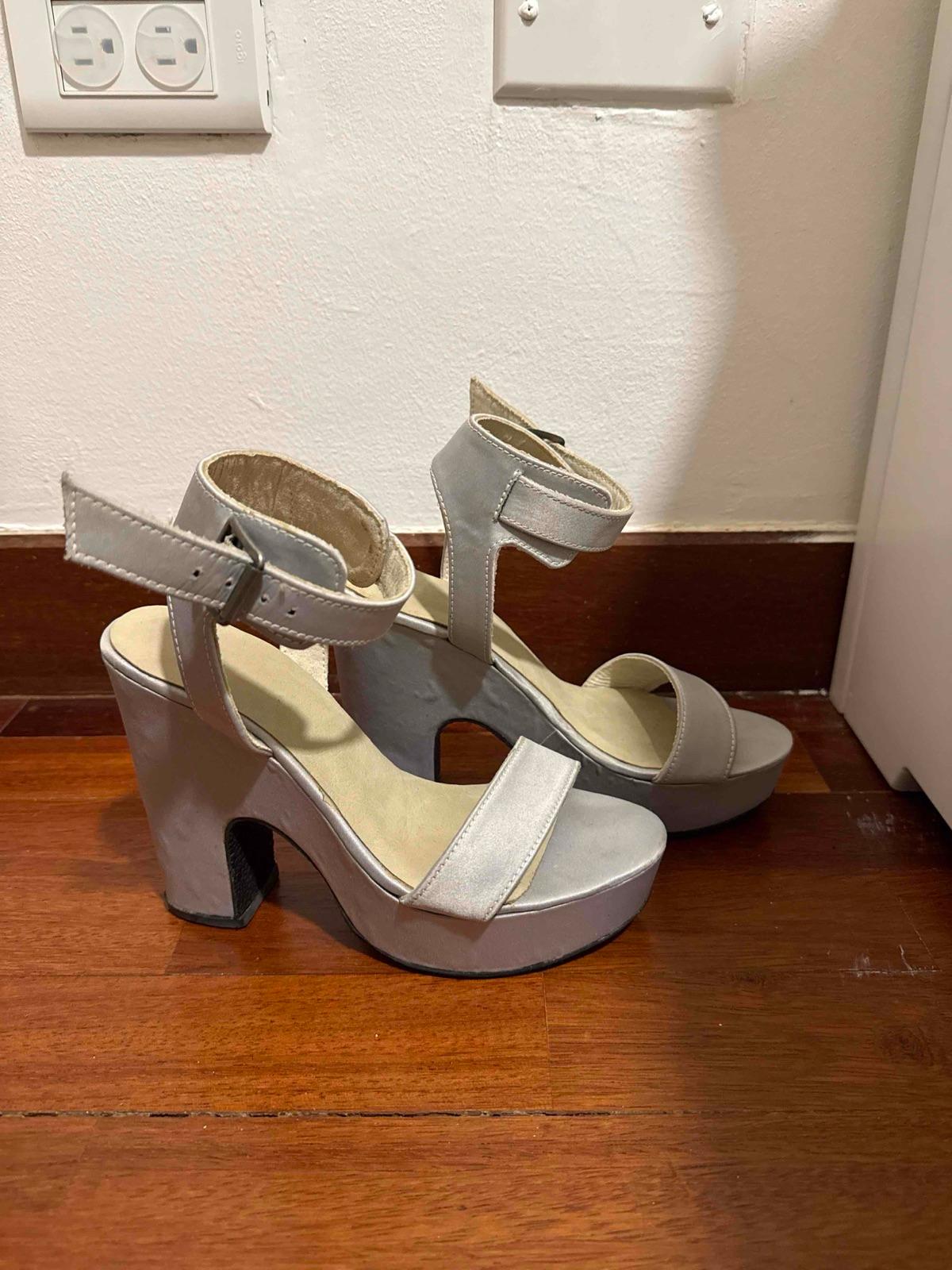 Sandalias de tacón alto plateadas con plataforma, foto 4 de 4