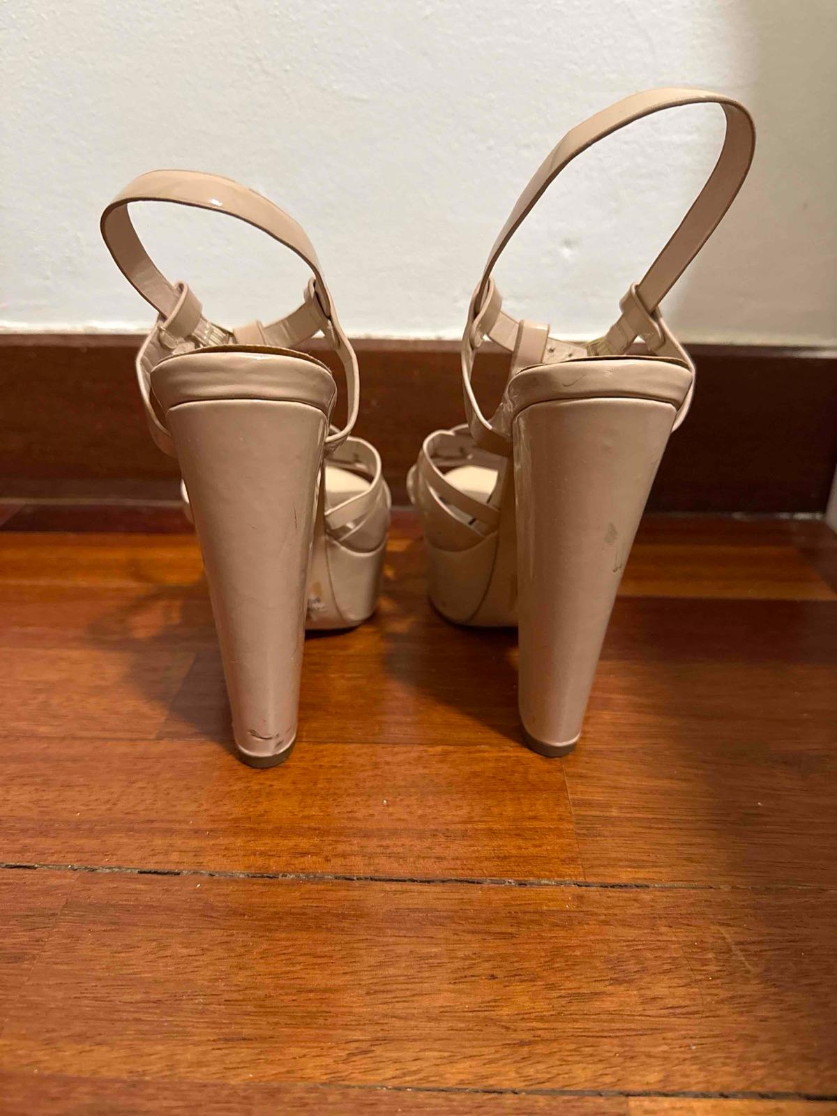 Sandalias de tacón alto beige con plataforma, foto 2 de 3