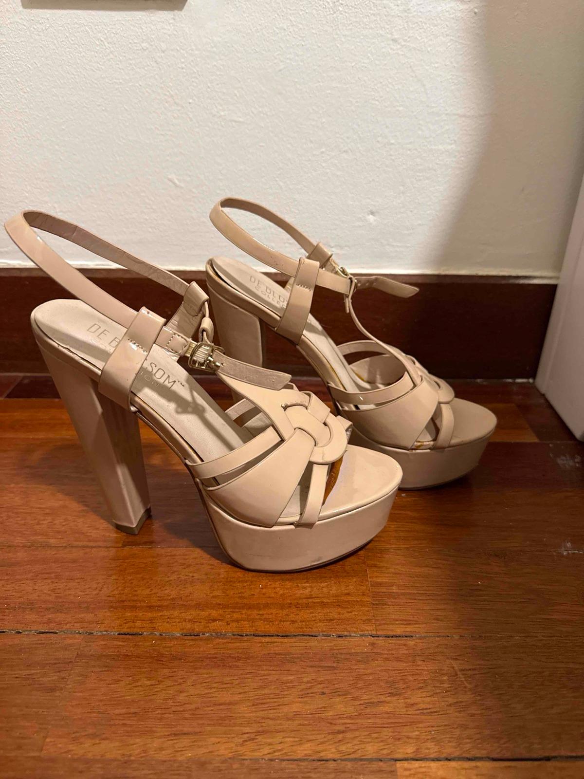 Sandalias de tacón alto beige con plataforma, foto 3 de 3