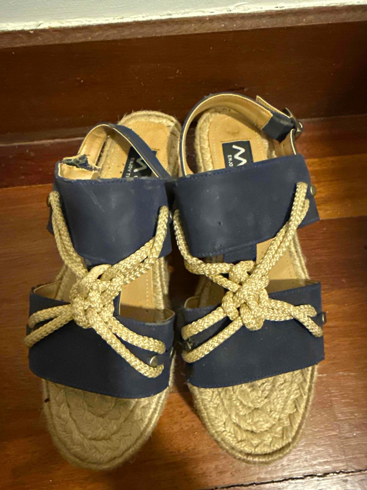 Sandalias de plataforma azul marino con nudo de cuerda, foto 2 de 2