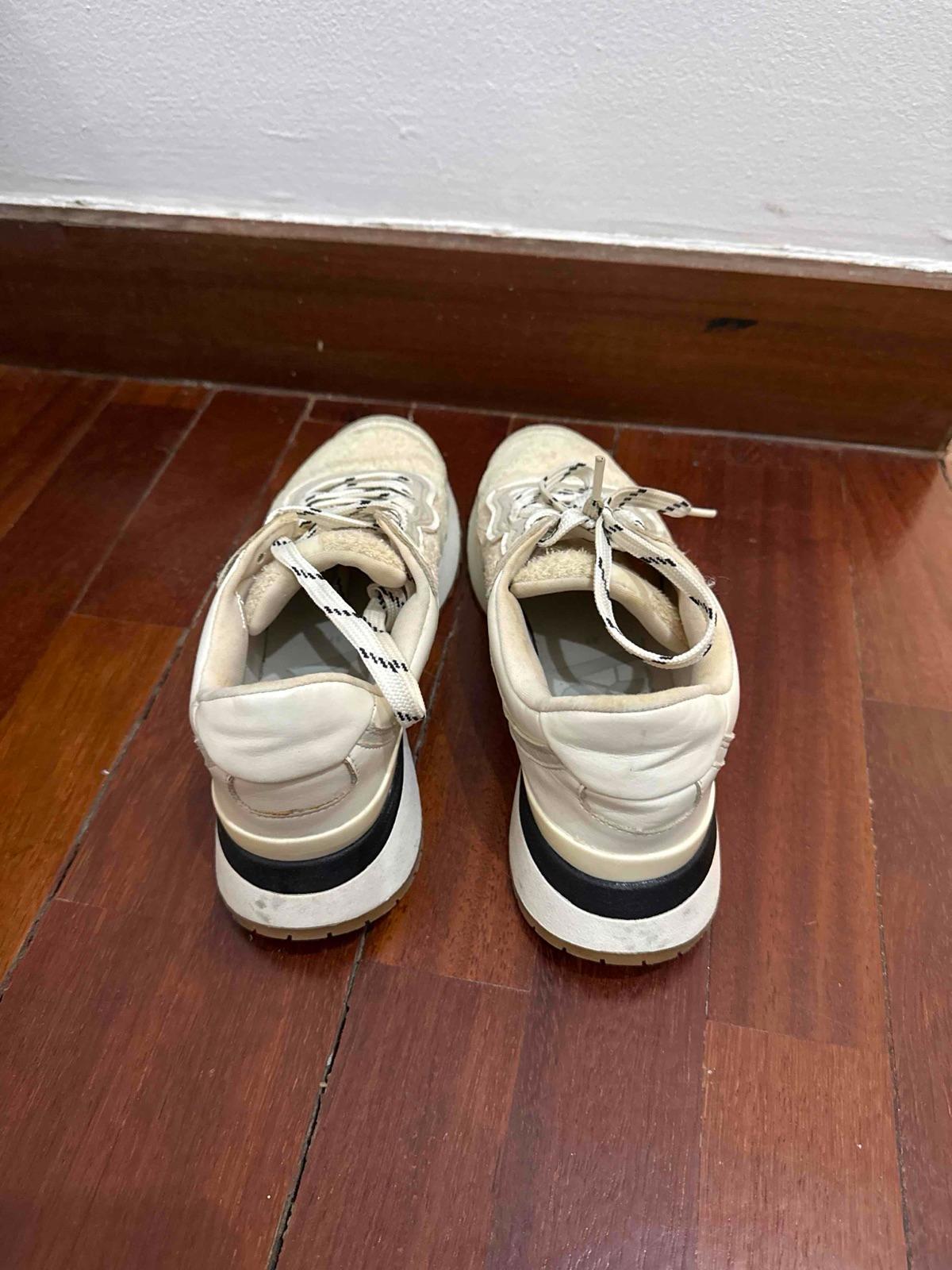 Zapatos deportivos de color beige y blanco, foto 2 de 4