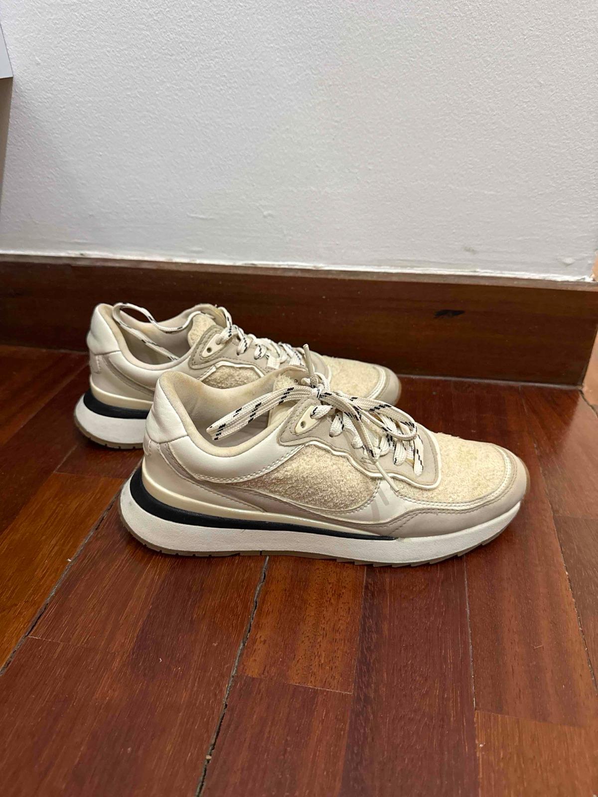 Zapatos deportivos de color beige y blanco, foto 3 de 4