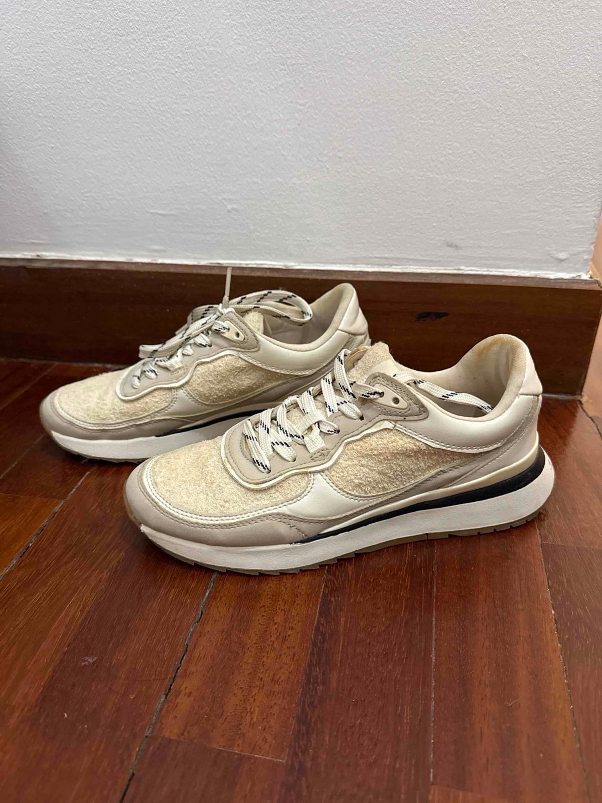 Zapatos deportivos de color beige y blanco, foto 4 de 4